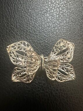 Filigree Bow Brooch in silver Tone